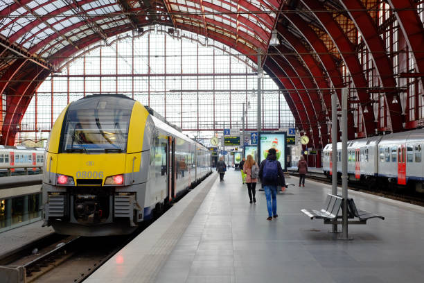 editorial imagens das pessoas que viajam de comboio na estação central de antuérpia - antwerp station center glass - fotografias e filmes do acervo