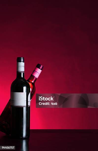 Alcolichevino Rosso - Fotografie stock e altre immagini di Bottiglia di vino - Bottiglia di vino, Alchol, Appoggiarsi