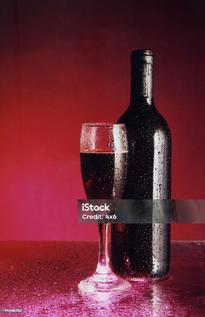 Алкоголь-красное вино охлажденные - Стоковые фото Конденсат роялти-фри