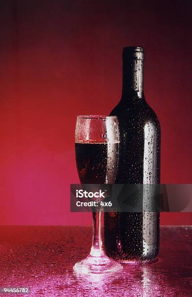 Алкоголькрасное Вино Охлажденные — стоковые фотографии и другие картинки Конденсат - Конденсат, Винная бутылка, Красное вино
