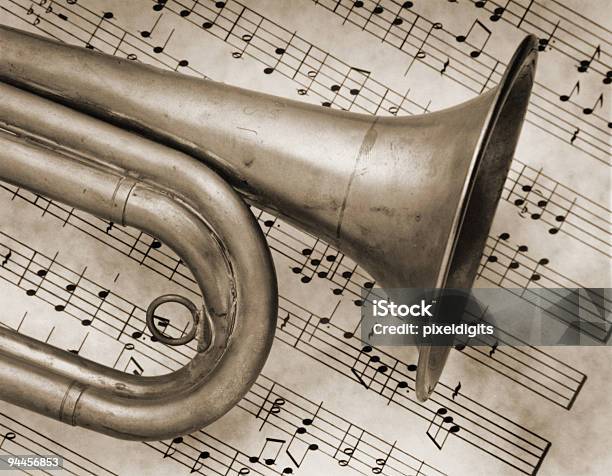 Foto de Corneta Horn Trompete E Músicasépia e mais fotos de stock de Pauta de Música - Pauta de Música, Instrumento de sopro de metal, Música