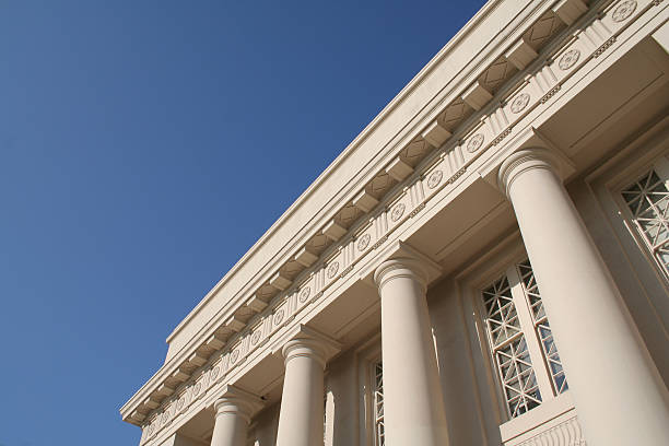bordées bâtiment-horizontal - column courthouse justice government photos et images de collection
