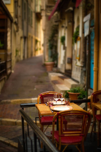 restauracja na starym mieście w cannes, riwiera francuska - france restaurant cafe french culture zdjęcia i obrazy z banku zdjęć