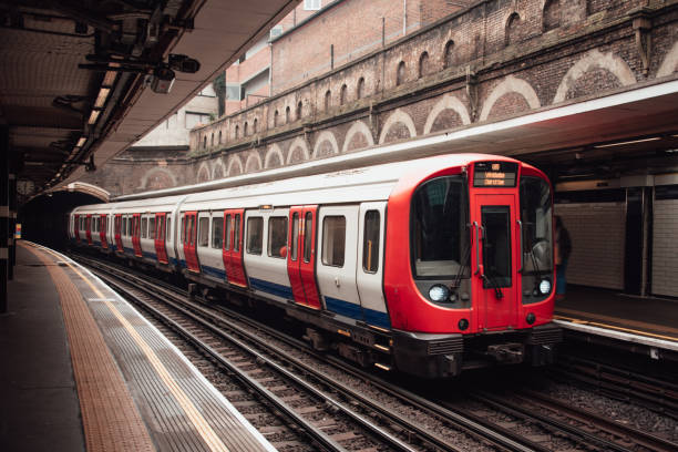 tren del metro de londres - london underground fotografías e imágenes de stock