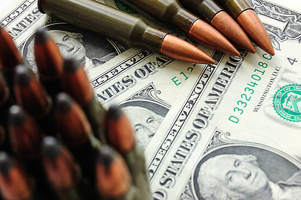 muscheln und-dollar - currency crime gun conflict stock-fotos und bilder