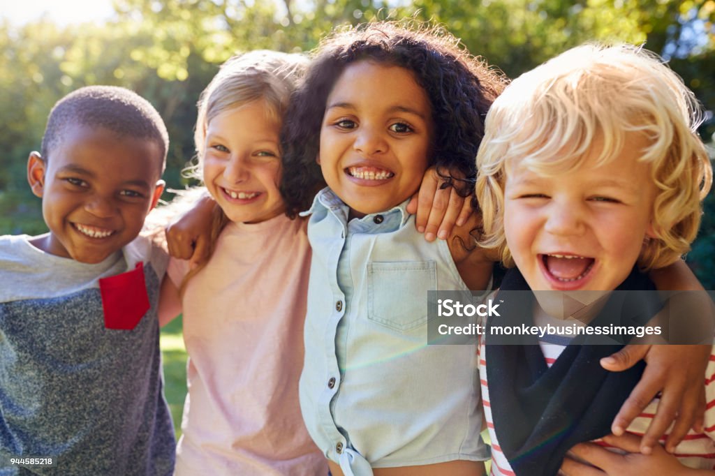Quatro crianças saindo juntos no jardim - Foto de stock de Criança royalty-free