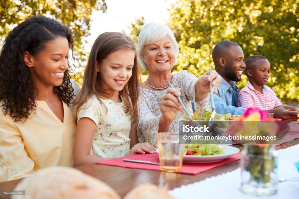 家族や友人の庭のテーブルで昼食 - 多世代家族のロイヤリティフリーストック�フォト