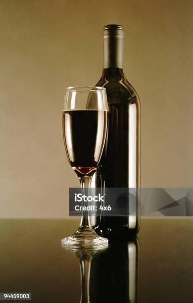Alcohol Vino Tinto Foto de stock y más banco de imágenes de Alimento - Alimento, Bebida alcohólica, Botella