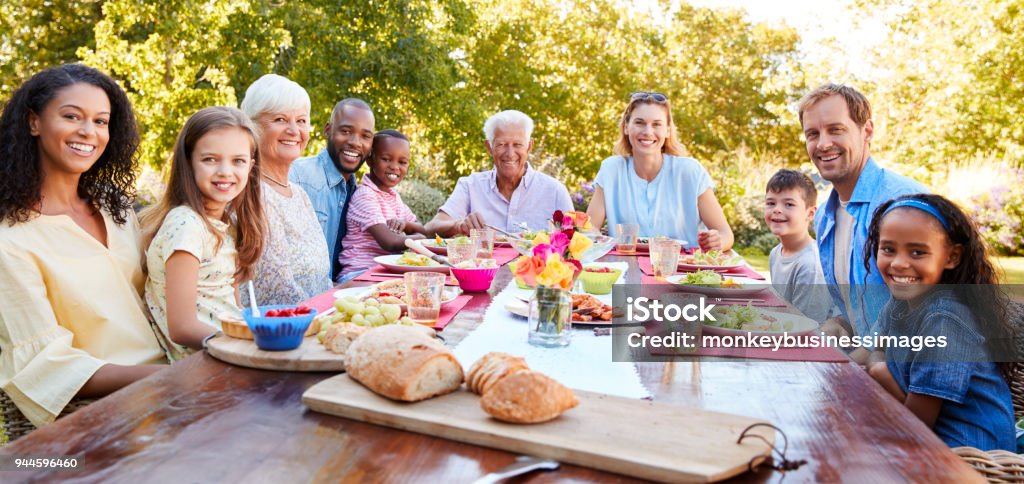 Freunde und Familie mit Mittagessen im Garten, auf die Kamera - Lizenzfrei Familie Stock-Foto