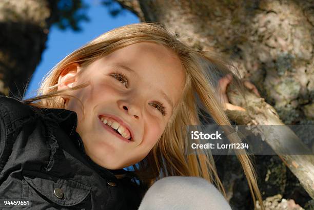 Foto de Fröhliches Mädchen Auf Baum Feliz Garota Na Árvore e mais fotos de stock de Adulto