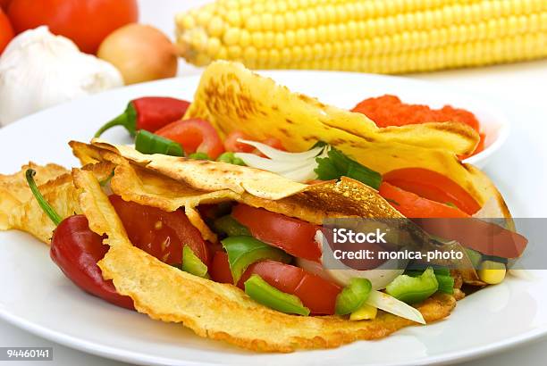 Tortilla De Vegetales Foto de stock y más banco de imágenes de Ajo - Ajo, Alimento, Burrito - Alimento