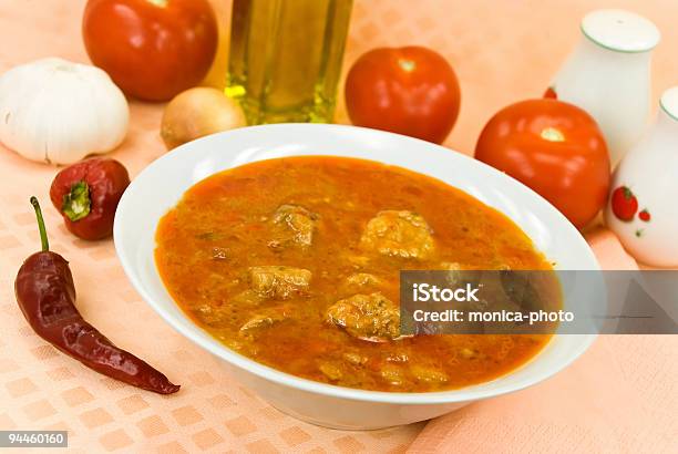 Goulash Zuppa With Zuppa Di Peperoncino E Cubi Di Carne - Fotografie stock e altre immagini di Alimentazione sana