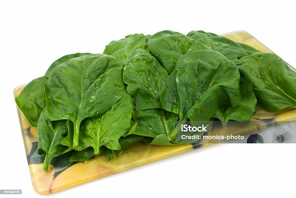 Espinaca con hojas aislada sobre fondo blanco - Foto de stock de Alimento libre de derechos