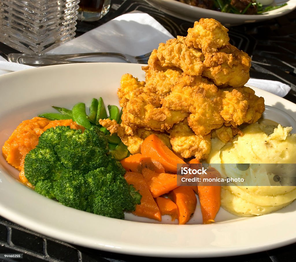 Al estilo gourmet, pollo rebozado con zanahoria, broccoli - Foto de stock de Alimentos cocinados libre de derechos