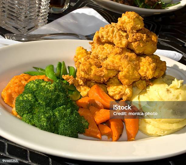 Al Estilo Gourmet Pollo Rebozado Con Zanahoria Broccoli Foto de stock y más banco de imágenes de Alimentos cocinados