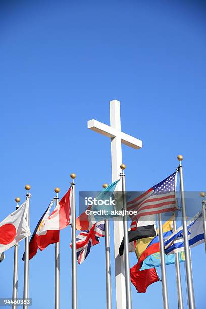 Cruz Com Várias Bandeiras Do País - Fotografias de stock e mais imagens de Bandeira - Bandeira, Cristianismo, Japão