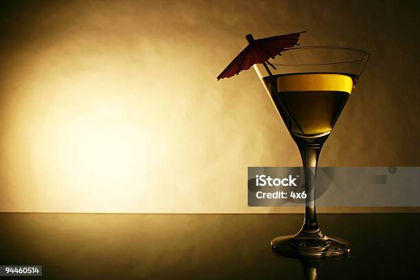 Álcool Cocktail Amarelo Plano Aproximado - Fotografias de stock e mais imagens de Bebida - Bebida, Bebida Alcoólica, Cocktail