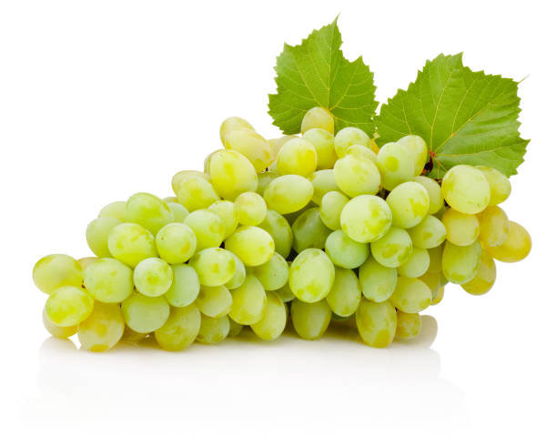 緑色のブドウの新鮮な束の葉に孤立した白い背景 - grape white grape green muscat grape ストックフォトと画像