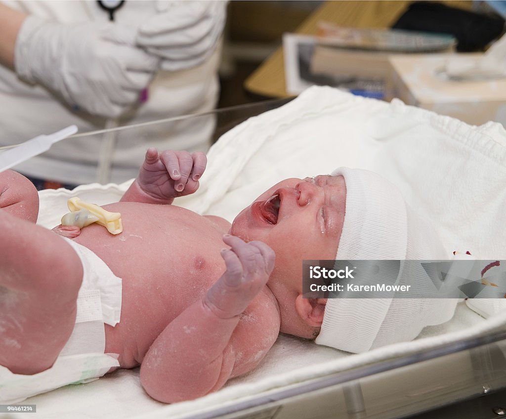 Neonato Piangere - Foto stock royalty-free di Bambino appena nato