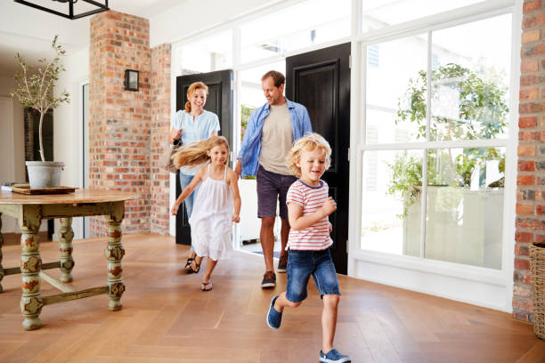 giovane famiglia che torna a casa - floor two parent family couple home interior foto e immagini stock