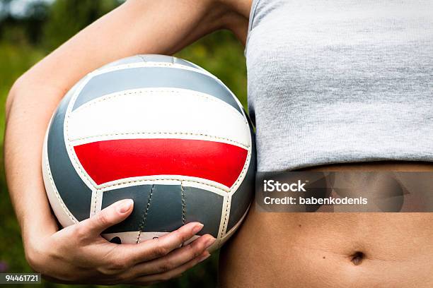 女の子の手でビーチバレーボール - スポーツ バレーボールのストックフォトや画像を多数ご用意 - スポーツ バレーボール, ボール, カラー画像