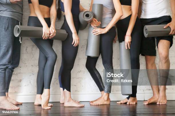 Gruppe Von Jungen Fitness Menschen Beine Nahaufnahme Stockfoto und mehr Bilder von Yoga