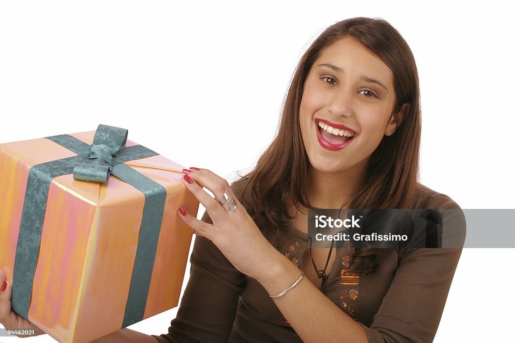 Красивая девушка держит в подарок - Стоковые фото Лента - для шитья роялти-фри
