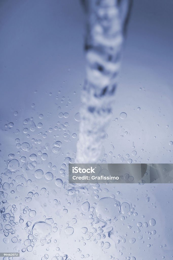 Caer agua con burbujas - Foto de stock de Abstracto libre de derechos