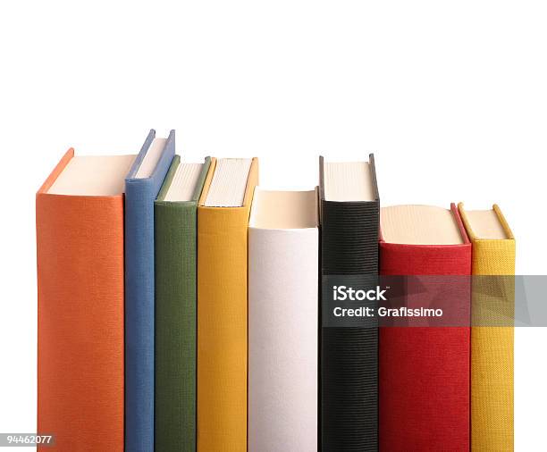 Livros Cores Diferentes Em Uma Linha - Fotografias de stock e mais imagens de Lombada de Livro - Lombada de Livro, Livro, Fila - Arranjo