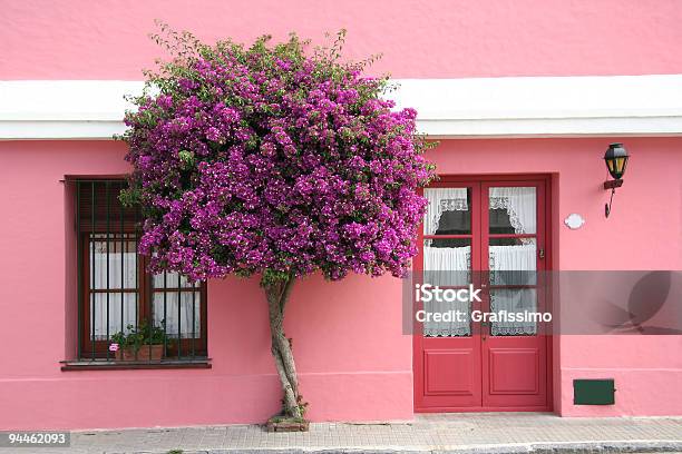 Przed Różowy House - zdjęcia stockowe i więcej obrazów Dom - Budowla mieszkaniowa - Dom - Budowla mieszkaniowa, Różowy, Grecja