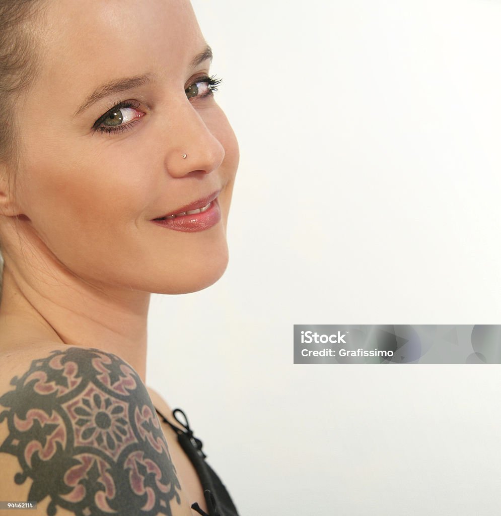 Blonde Mädchen mit tattoo auf der Schulter - Lizenzfrei 25-29 Jahre Stock-Foto