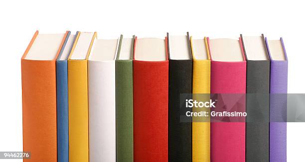 Livros Coloridos Em Uma Linha - Fotografias de stock e mais imagens de Lombada de Livro - Lombada de Livro, Espaço Vazio, Livro
