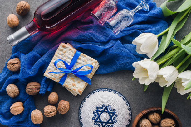 vista superior de matza, kipá, concepto de vacaciones de pascua judío y vino - passover matzo seder spring fotografías e imágenes de stock