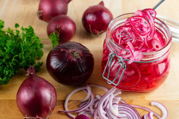 pickled red onion - spanish onion fotos imagens e fotografias de stock