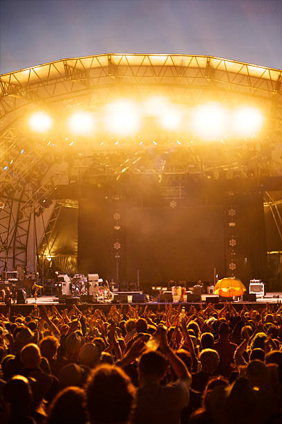 crowd clapping at empty stage - popular music concert performance outdoors crowd 뉴스 사진 이미지