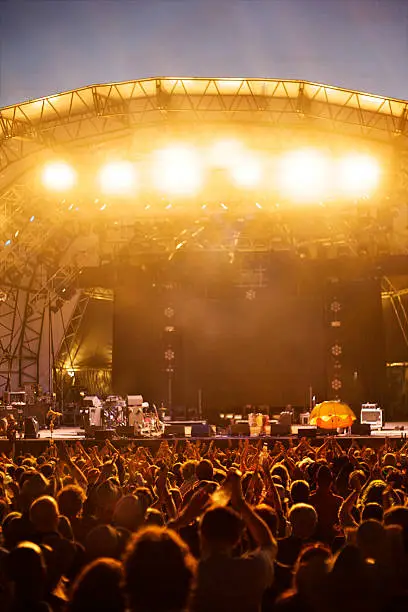 Photo of crowd clapping at empty stage