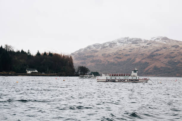 wycieczka łodzią na loch lomond w pobliżu tarbet, szkocja, wiosną. - loch lomond loch ben lomond scotland zdjęcia i obrazy z banku zdjęć