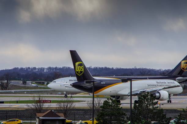 flugzeuge, die schlange am ende der piste zu fahren - depart stock-fotos und bilder