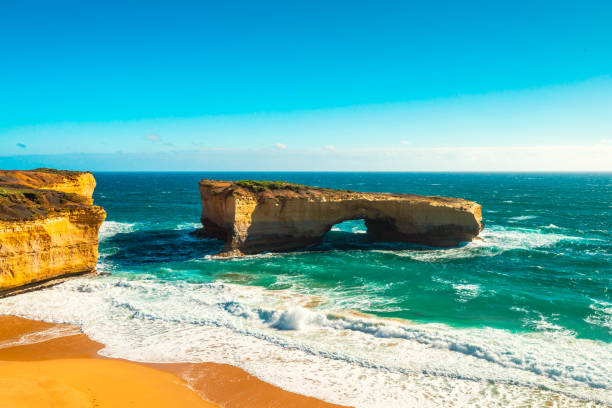 la formation rocheuse de london bridge - australian culture sea coastline rock formation photos et images de collection