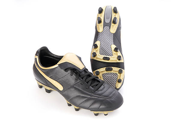 zapatos de fútbol aislado sobre blanco - botas de fútbol fotografías e imágenes de stock