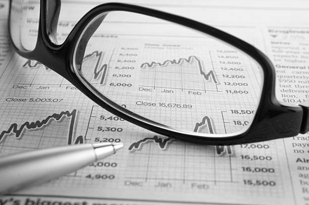 azioni di mercato - glasses stock market finance newspaper foto e immagini stock