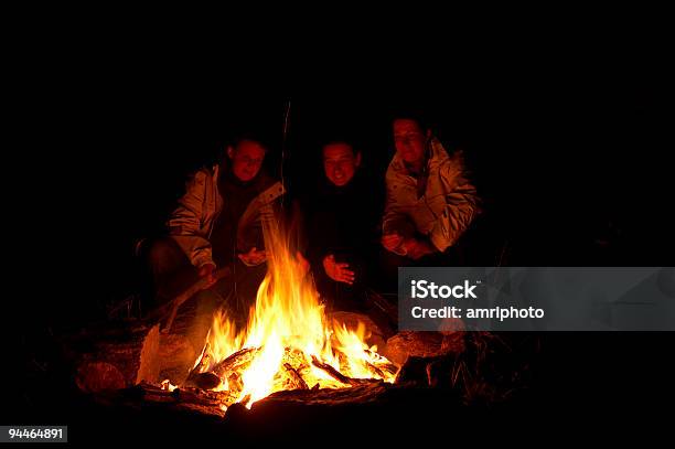 Fogueira De Acampamento Com As Pessoas - Fotografias de stock e mais imagens de Associação de Escoteiros - Associação de Escoteiros, Acidente Natural, Ao Ar Livre