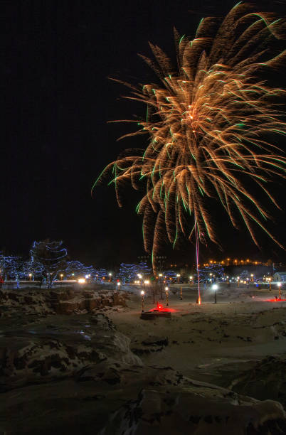 fuegos artificiales en el parque, sioux falls, dakota del sur para año nuevo - big sioux river fotografías e imágenes de stock