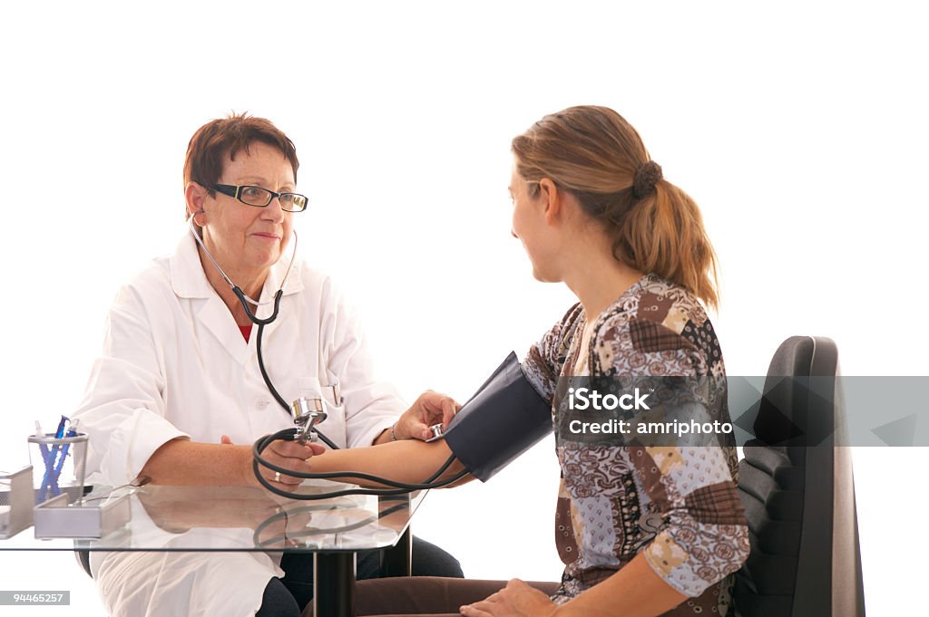 Femme médecin examine un patient large - Photo de Adulte libre de droits