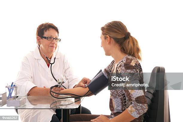 Photo libre de droit de Femme Médecin Examine Un Patient Large banque d'images et plus d'images libres de droit de Adulte - Adulte, Auxiliaire médical, Bien-être