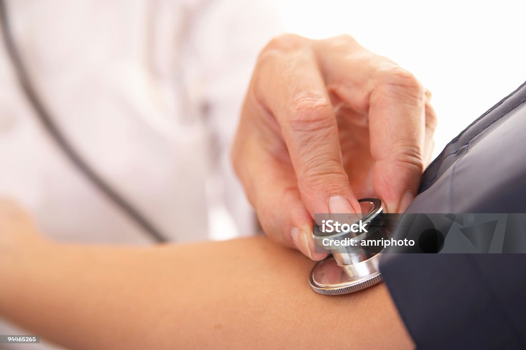 Controllare la pressione del sangue chiudere - Foto stock royalty-free di Accudire