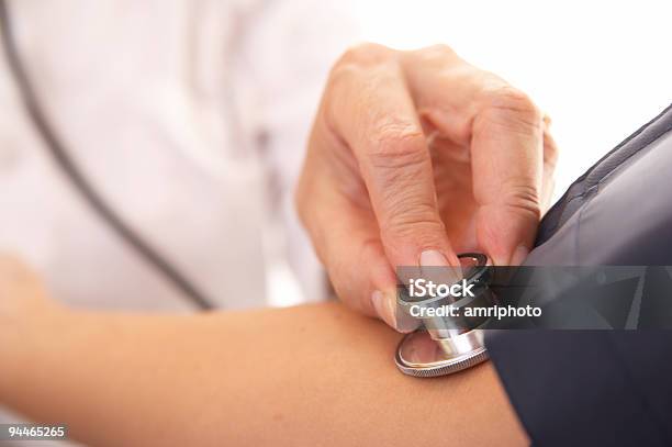 Controllare La Pressione Del Sangue Chiudere - Fotografie stock e altre immagini di Accudire - Accudire, Assicurazione, Assistenza sanitaria di base