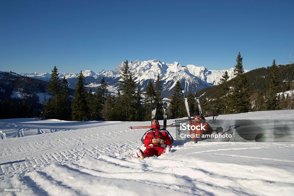 Descansando na neve - Foto de stock de Esqui - Esqui e snowboard royalty-free