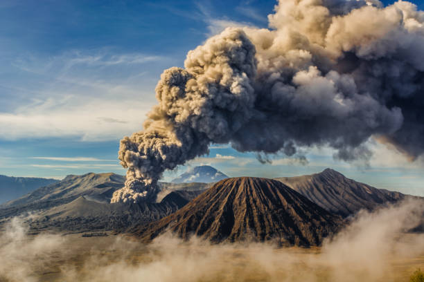 eruzione di bromo - paesaggio vulcanico foto e immagini stock
