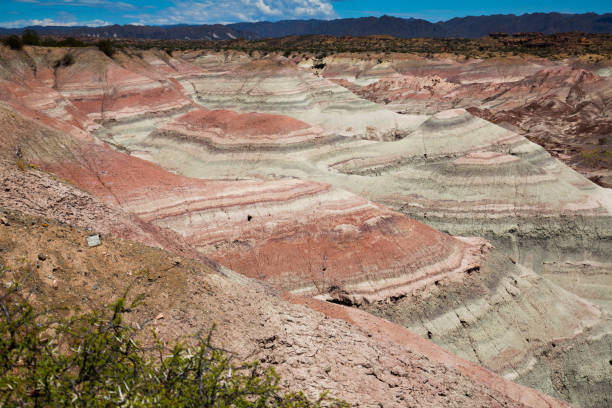 paysage rocailleux dans le parc provincial d’ischigualasto - bizarre landscape sand blowing photos et images de collection